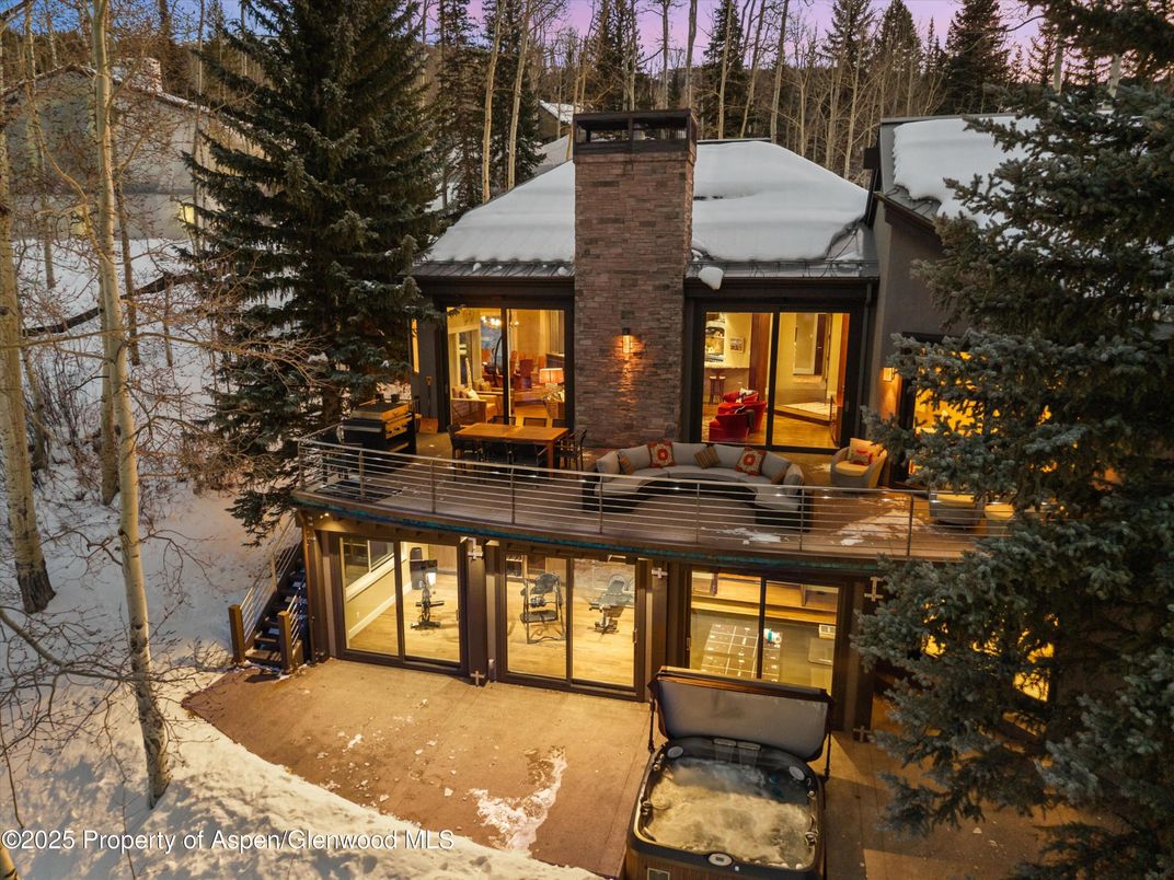 Exterior, Facade, Modern