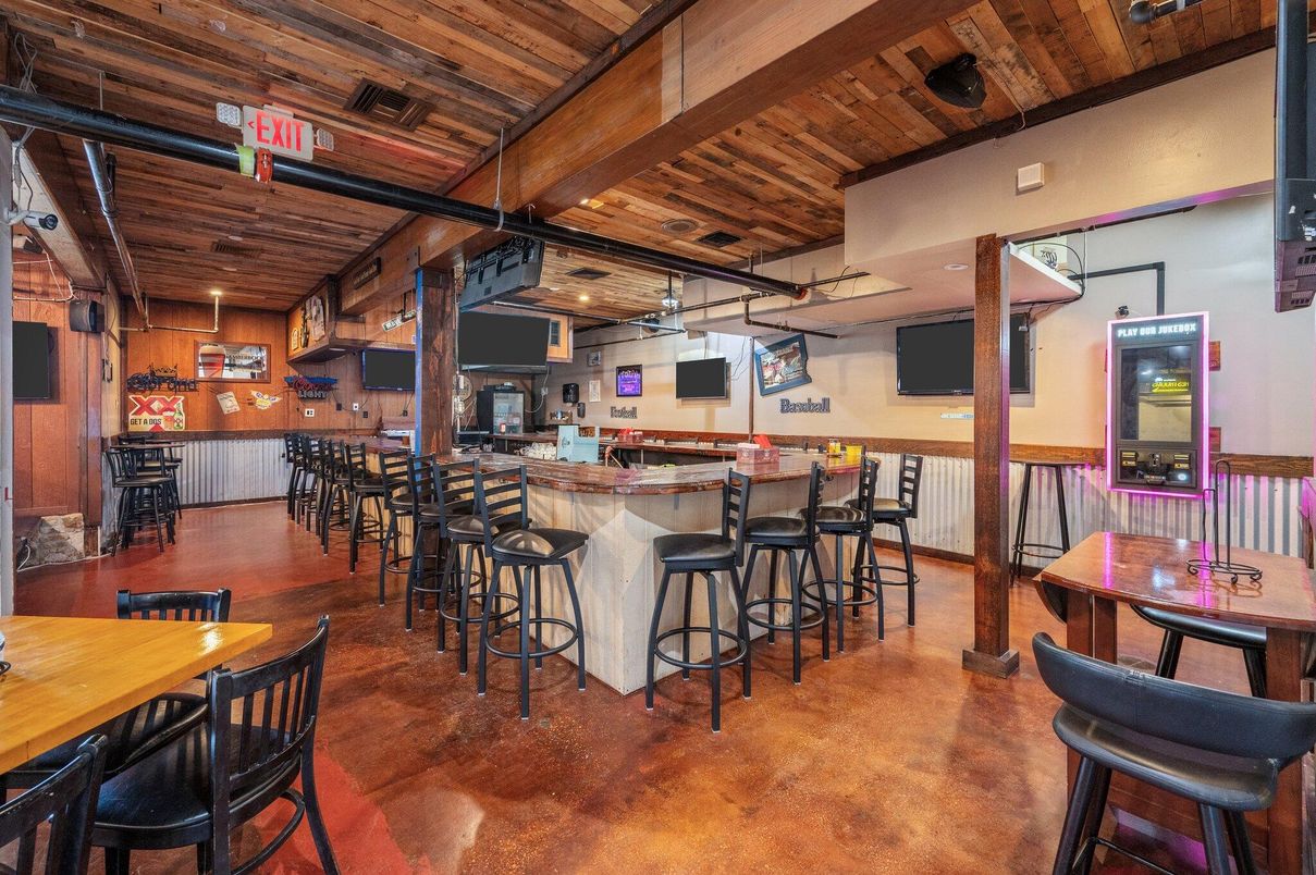 Dining room, Interior, Pendant Lights, Wooden Beams, Wooden Ceilings