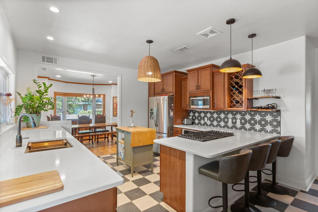 Dining room, Interior, Kitchen, Pendant Lights, Recessed Lighting, Stainless Steel Appliances