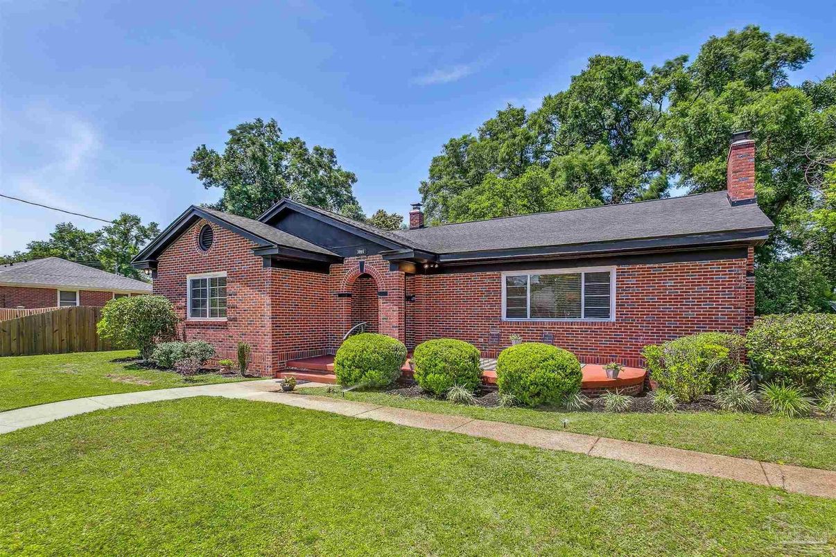 Exterior, Facade, Brick Facade, Log Home