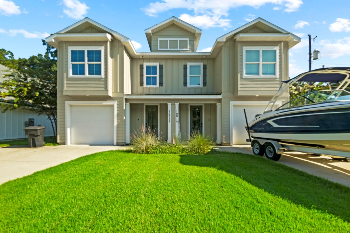 Attached, Exterior, Facade, Rowhouse