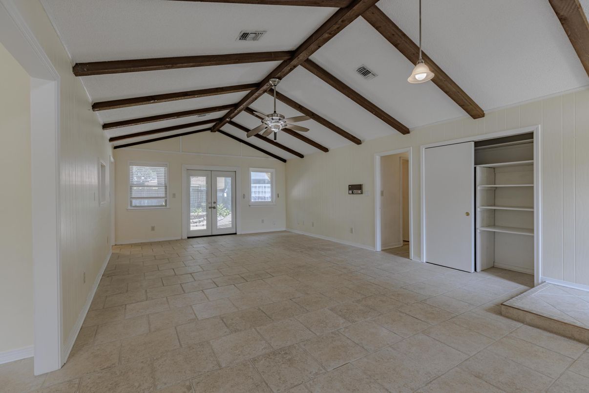 Empty room, Interior, Pendant Lights, Wooden Beams