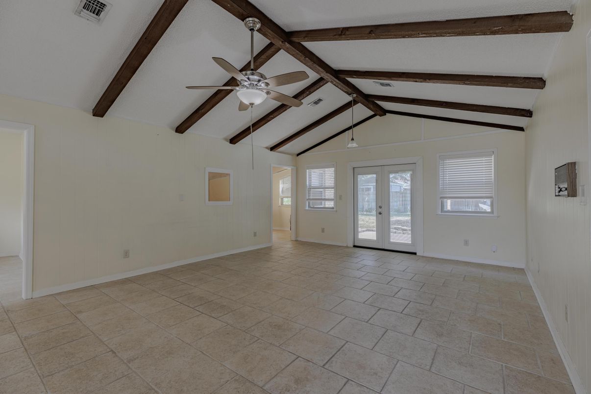 Empty room, Interior, Wooden Beams