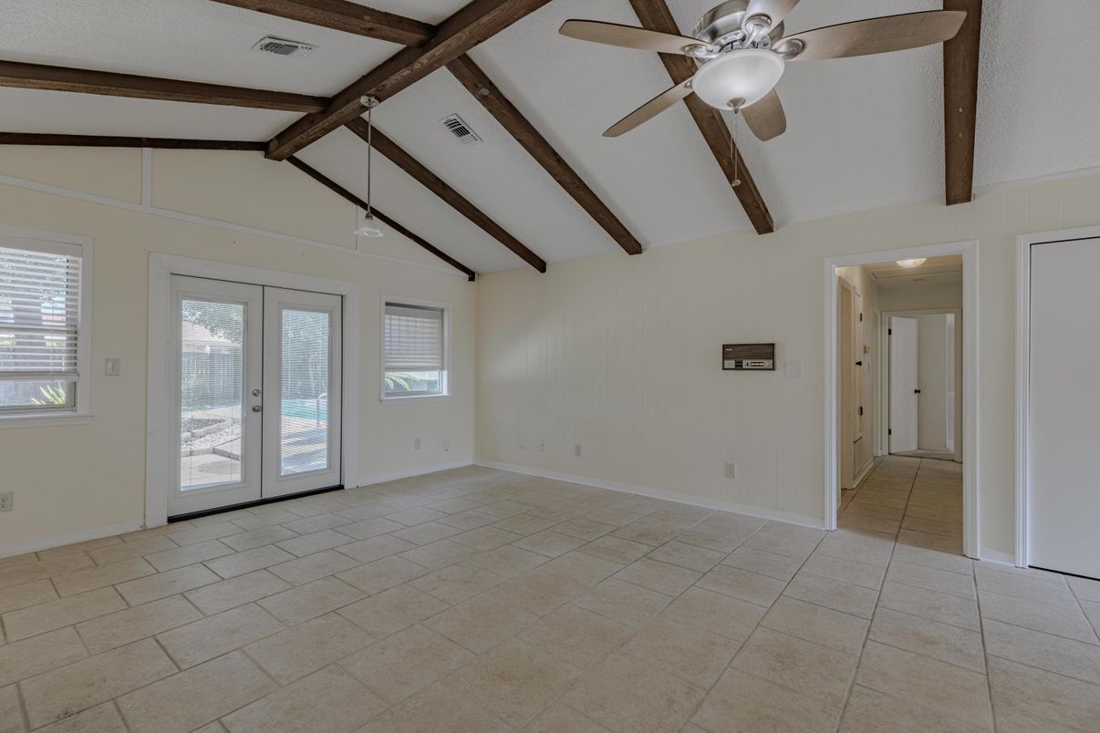 Empty room, Interior, Pendant Lights, Wooden Beams