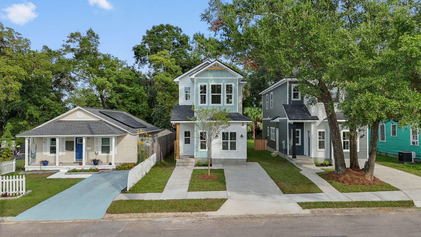 Exterior, Facade, Solar Panels, Farmhouse