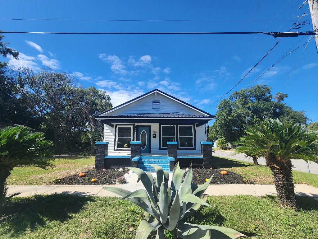 Backyard, Exterior, Facade, Queen Anne Victorian