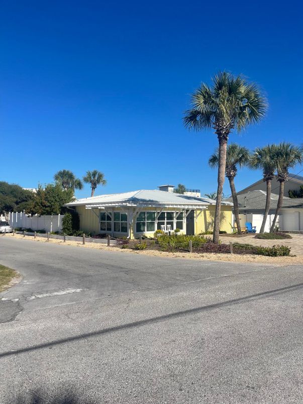 Exterior, Facade, Ranch