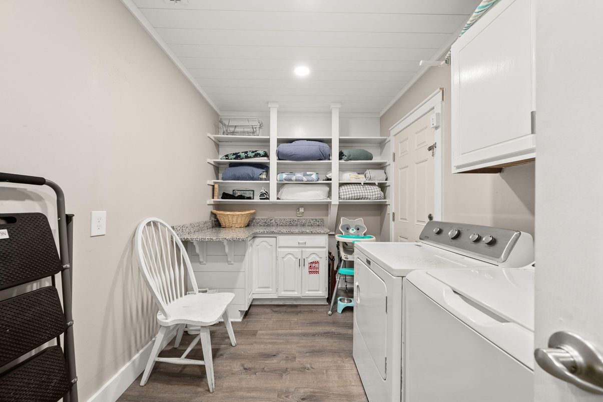 Interior, Recessed Lighting, Washer, Wood Texture Flooring