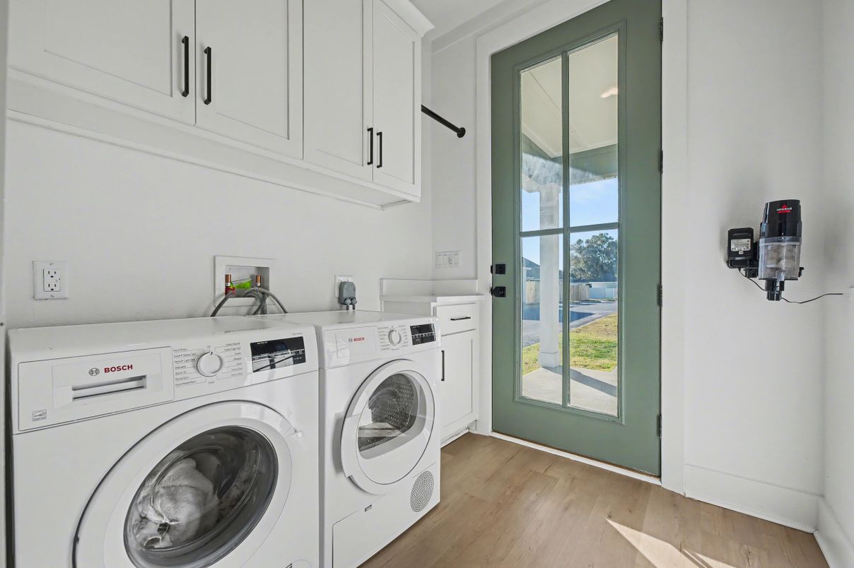 Interior, Washer, Wood Texture Flooring