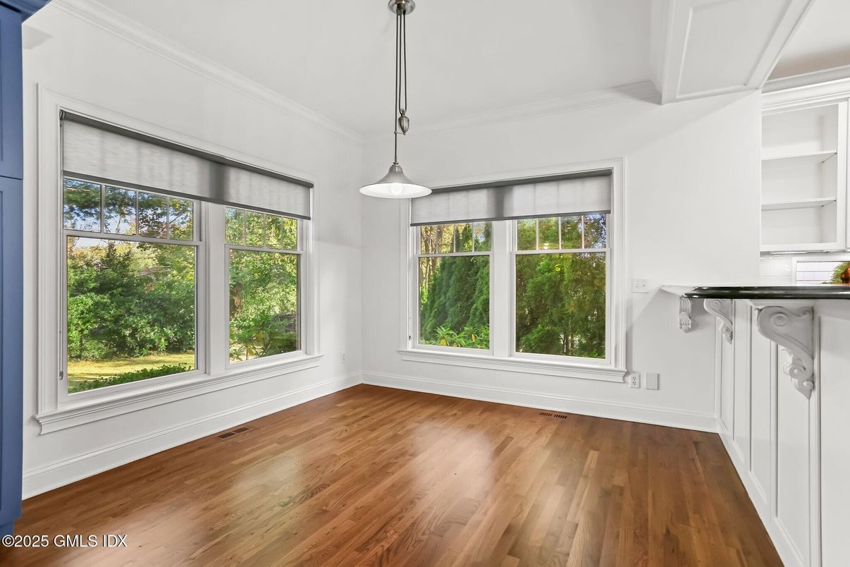 Empty room, Interior, Pendant Lights, Wood Texture Flooring