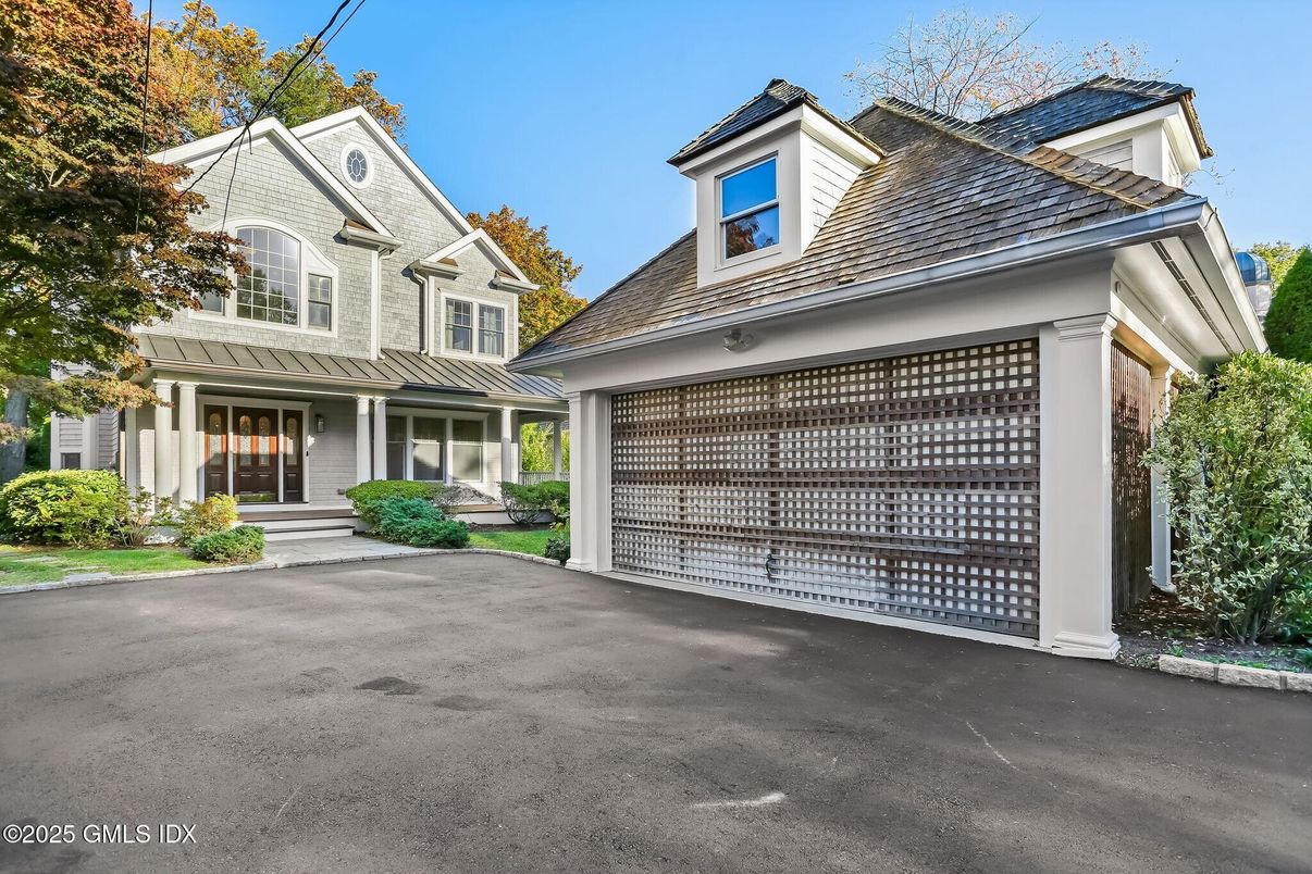 Attached, Exterior, Facade, Queen Anne Victorian