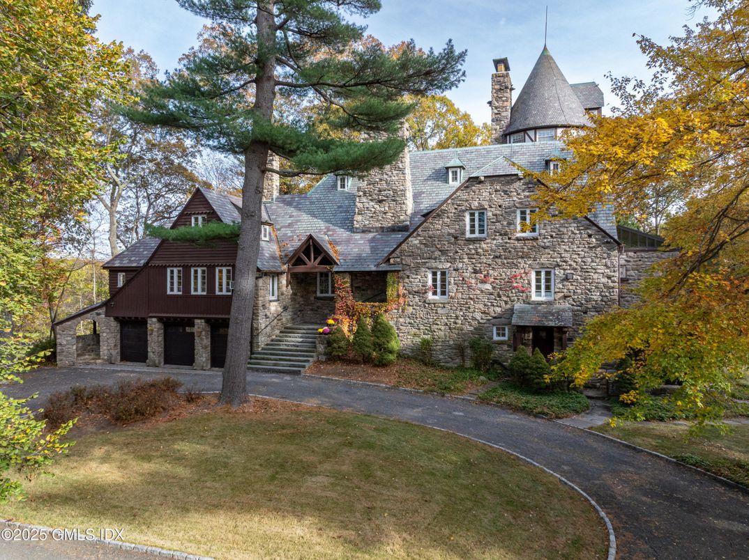 Exterior, Facade, Queen Anne Victorian
