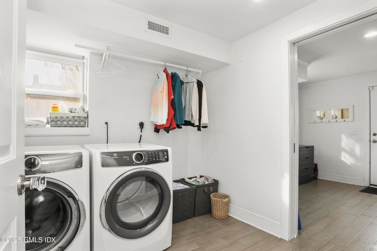 Interior, Recessed Lighting, Washer, Wood Texture Flooring