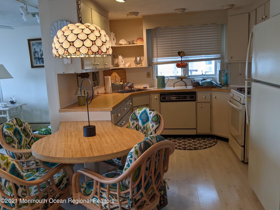 Dining room, Interior, Kitchen, Recessed Lighting, Wood Texture Flooring