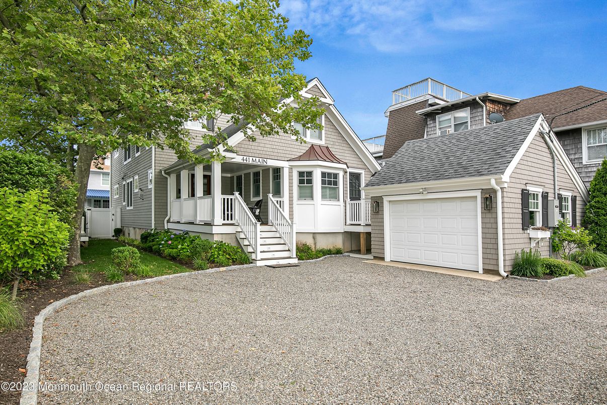 Attached, Exterior, Facade, Queen Anne Victorian
