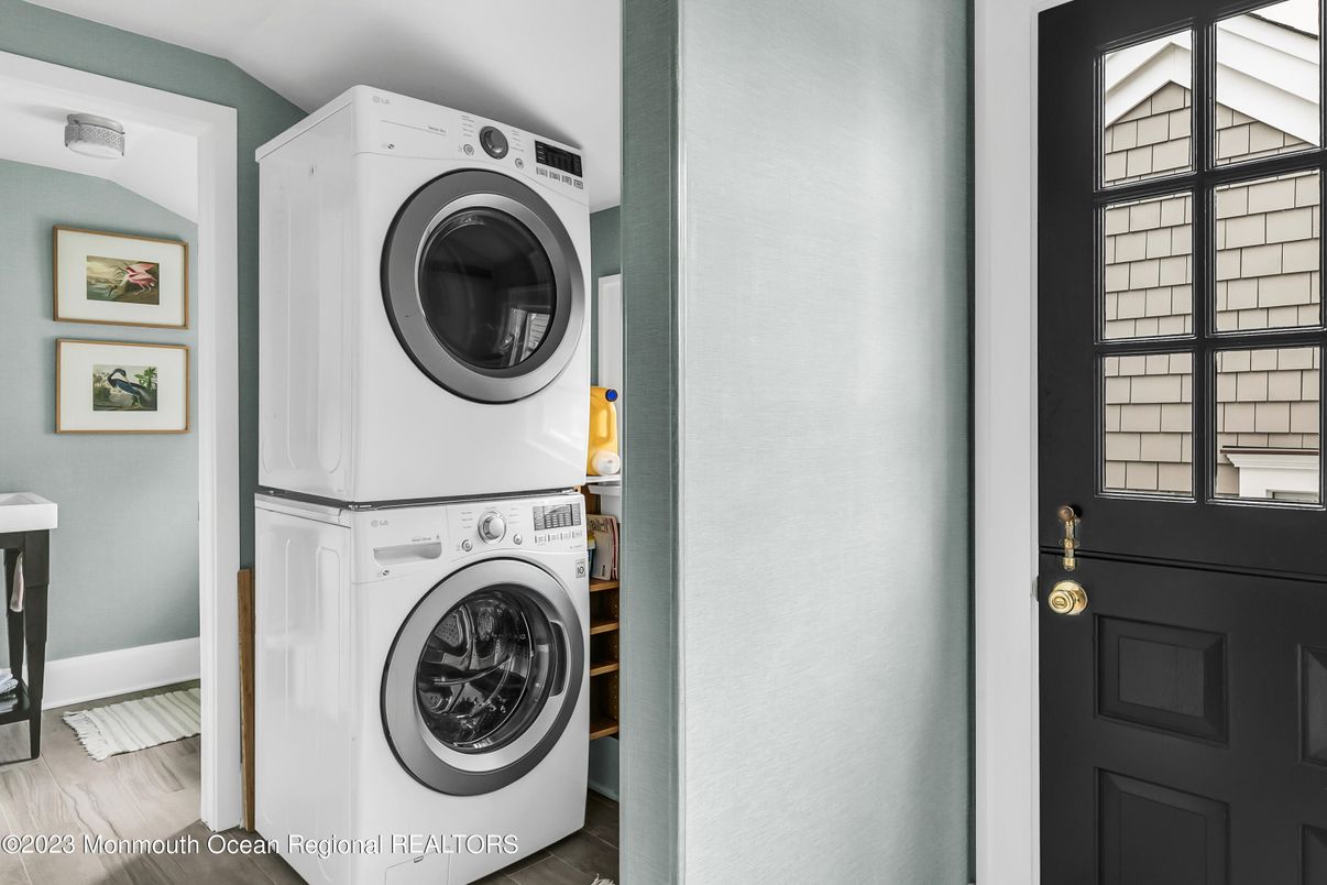 Interior, Utility Closets, Washer, Wood Texture Flooring