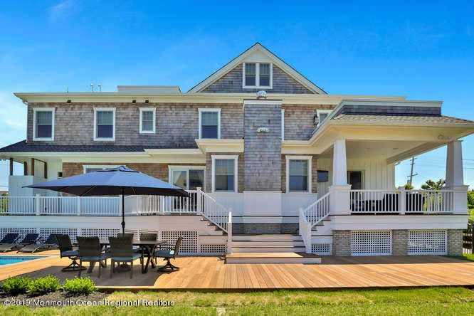 Exterior, Facade, Pool, Queen Anne Victorian