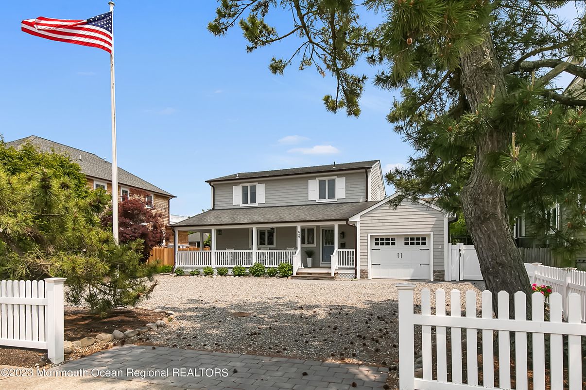 Attached, Exterior, Facade, American Foursquare