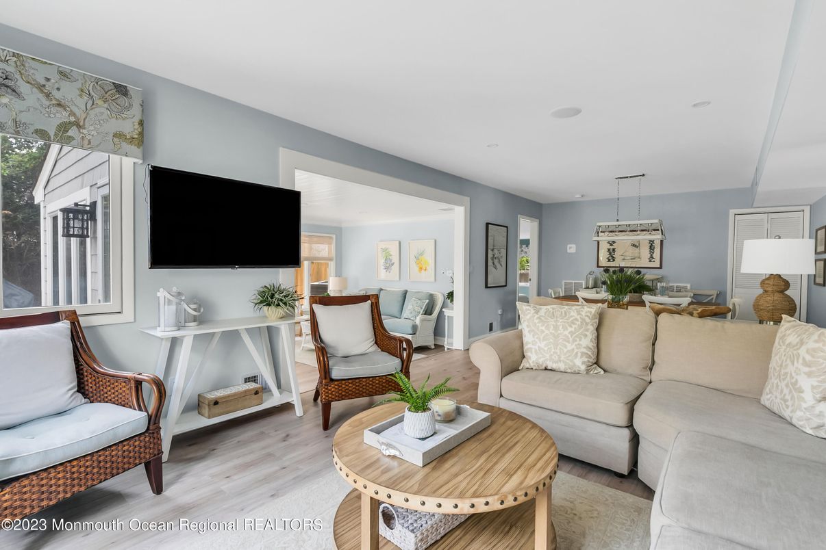 Dining room, Interior, Living room, Pendant Lights, Recessed Lighting, Wood Texture Flooring