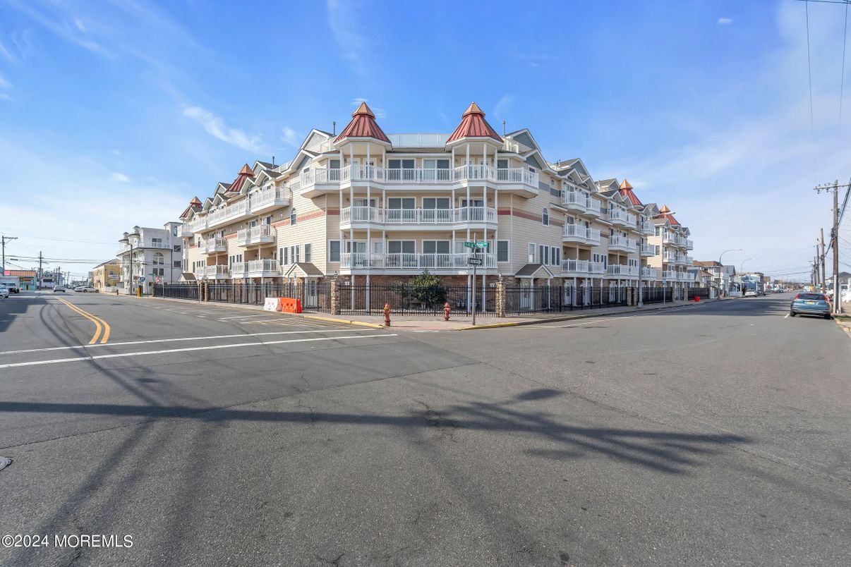 Exterior, Facade, Queen Anne Victorian