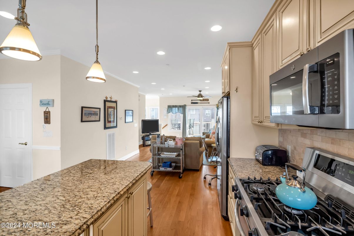 Dining room, Interior, Kitchen, Pendant Lights, Recessed Lighting, Wood Texture Flooring