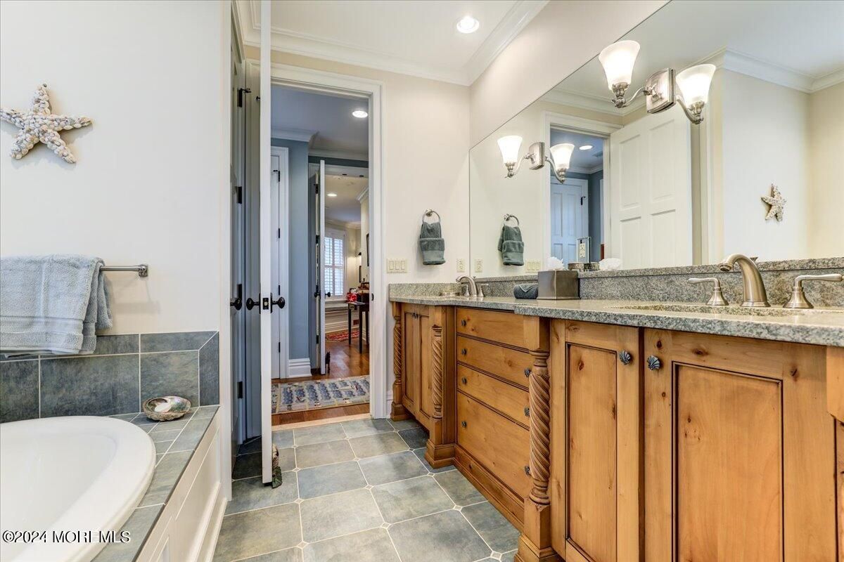 Bathroom, Dual Sink Vanities, Interior, Recessed Lighting