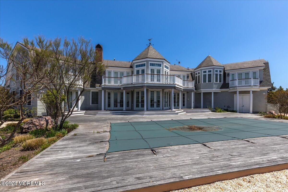 Backyard, Exterior, Facade, Queen Anne Victorian