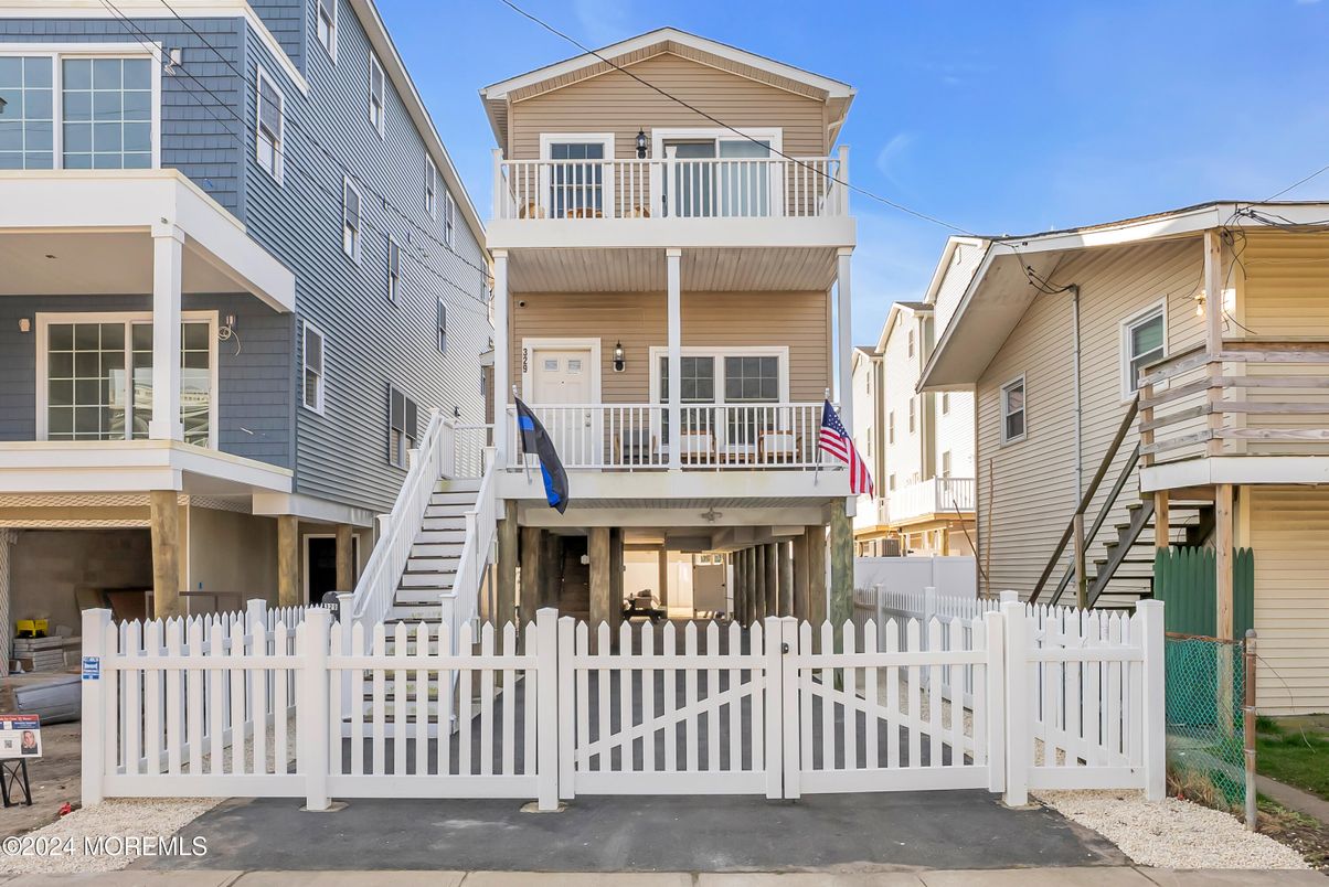 Exterior, Facade, Queen Anne Victorian