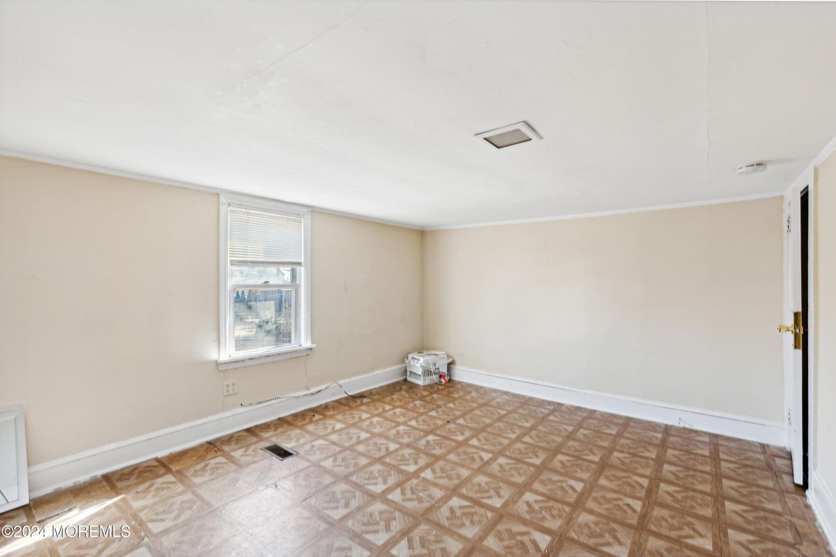 Empty room, Interior