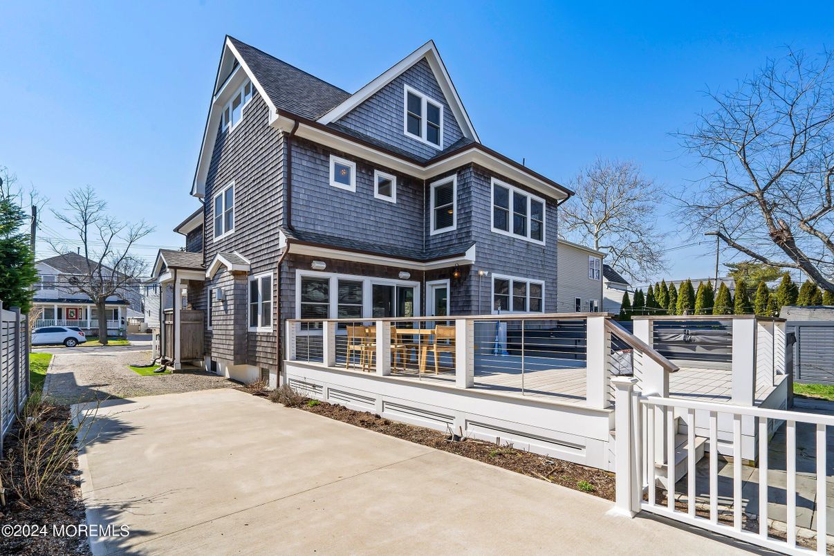 Exterior, Facade, Queen Anne Victorian