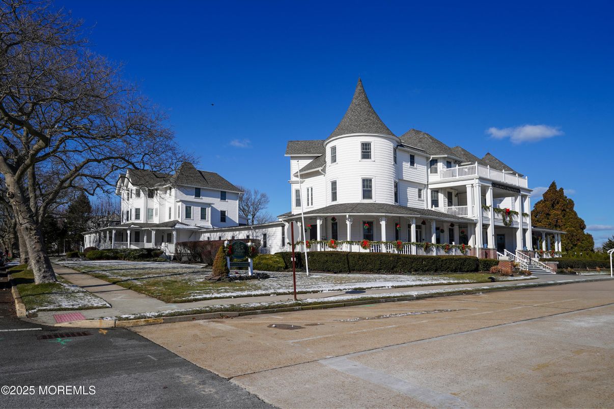 Backyard, Exterior, Facade, Queen Anne Victorian