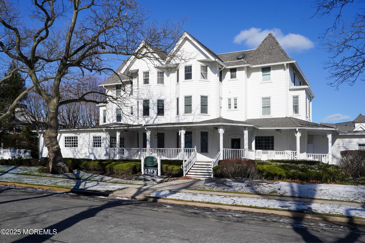 Exterior, Facade, Queen Anne Victorian