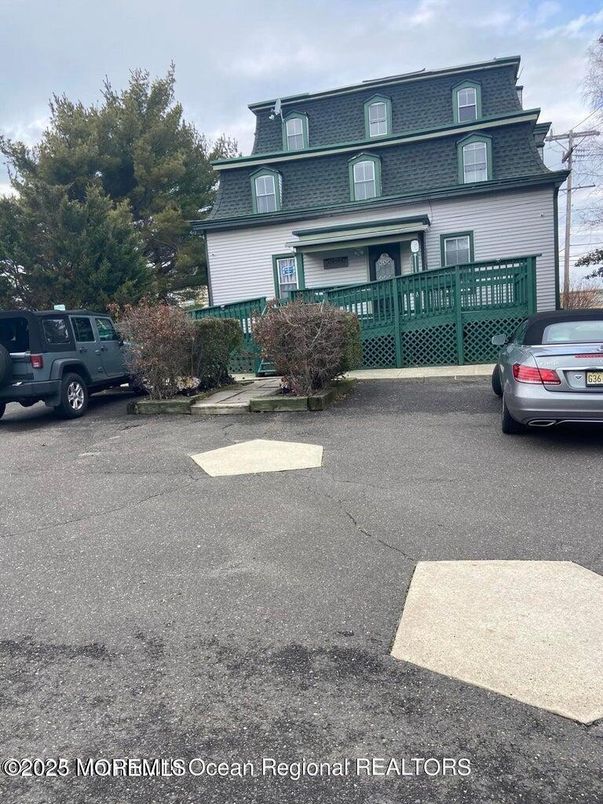 Attached, Exterior, Facade, Queen Anne Victorian