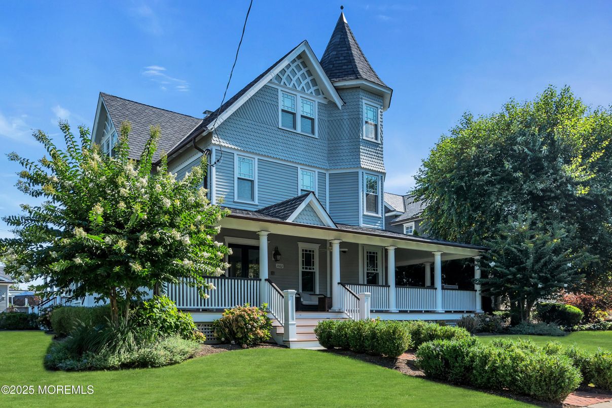 Exterior, Facade, Queen Anne Victorian