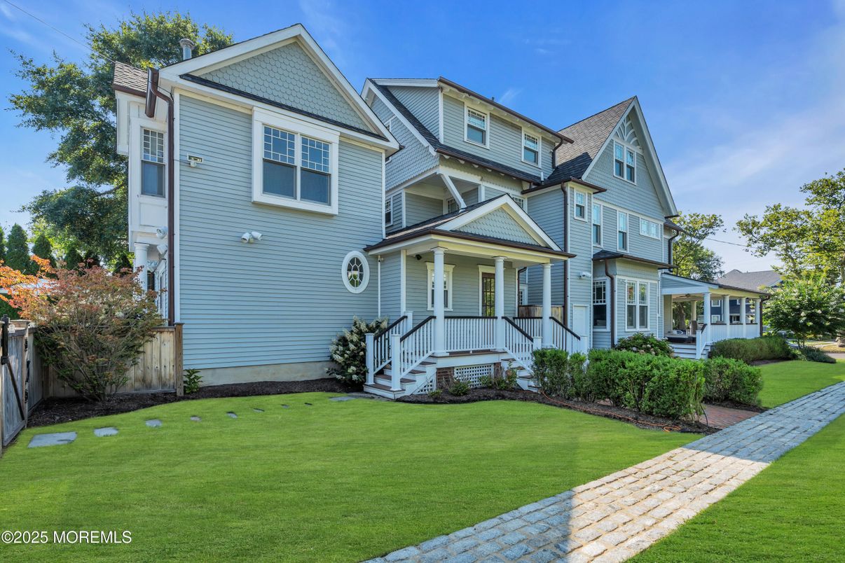 Exterior, Facade, Queen Anne Victorian