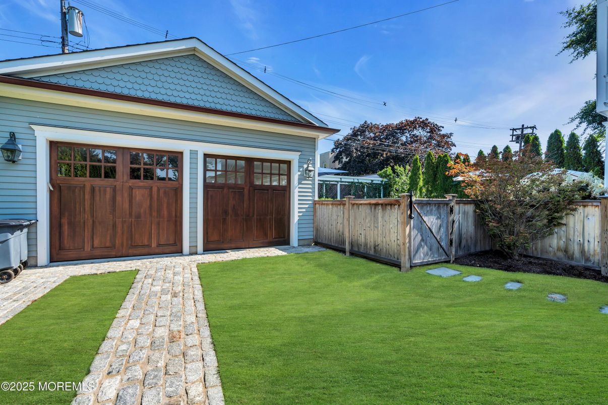 Detached Garage, Exterior