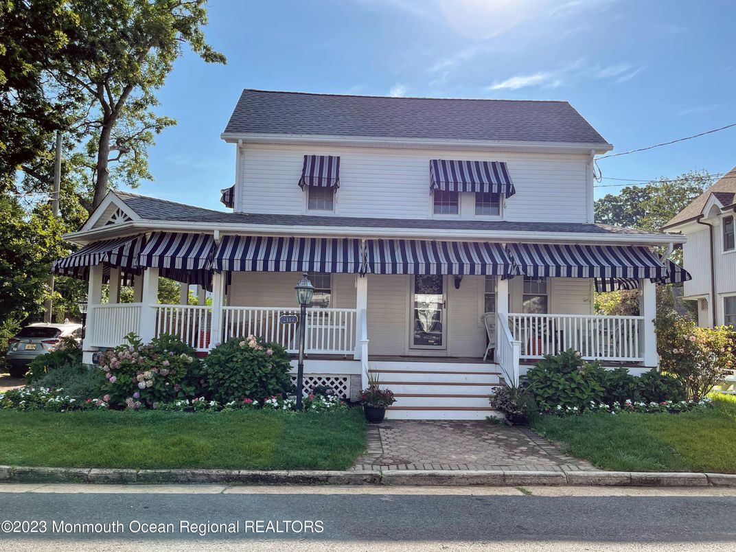 Exterior, Facade, Queen Anne Victorian