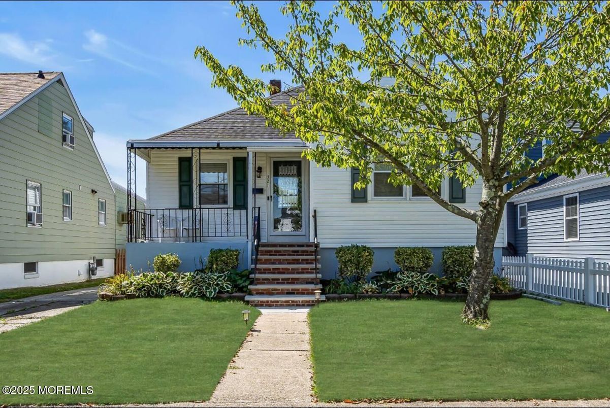 Exterior, Facade, Raised Ranch