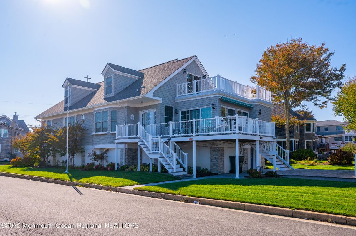 Exterior, Facade, Queen Anne Victorian