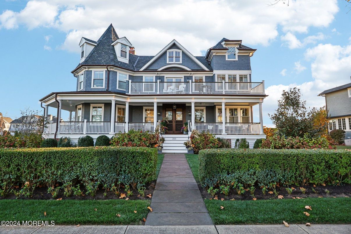 Exterior, Facade, Queen Anne Victorian
