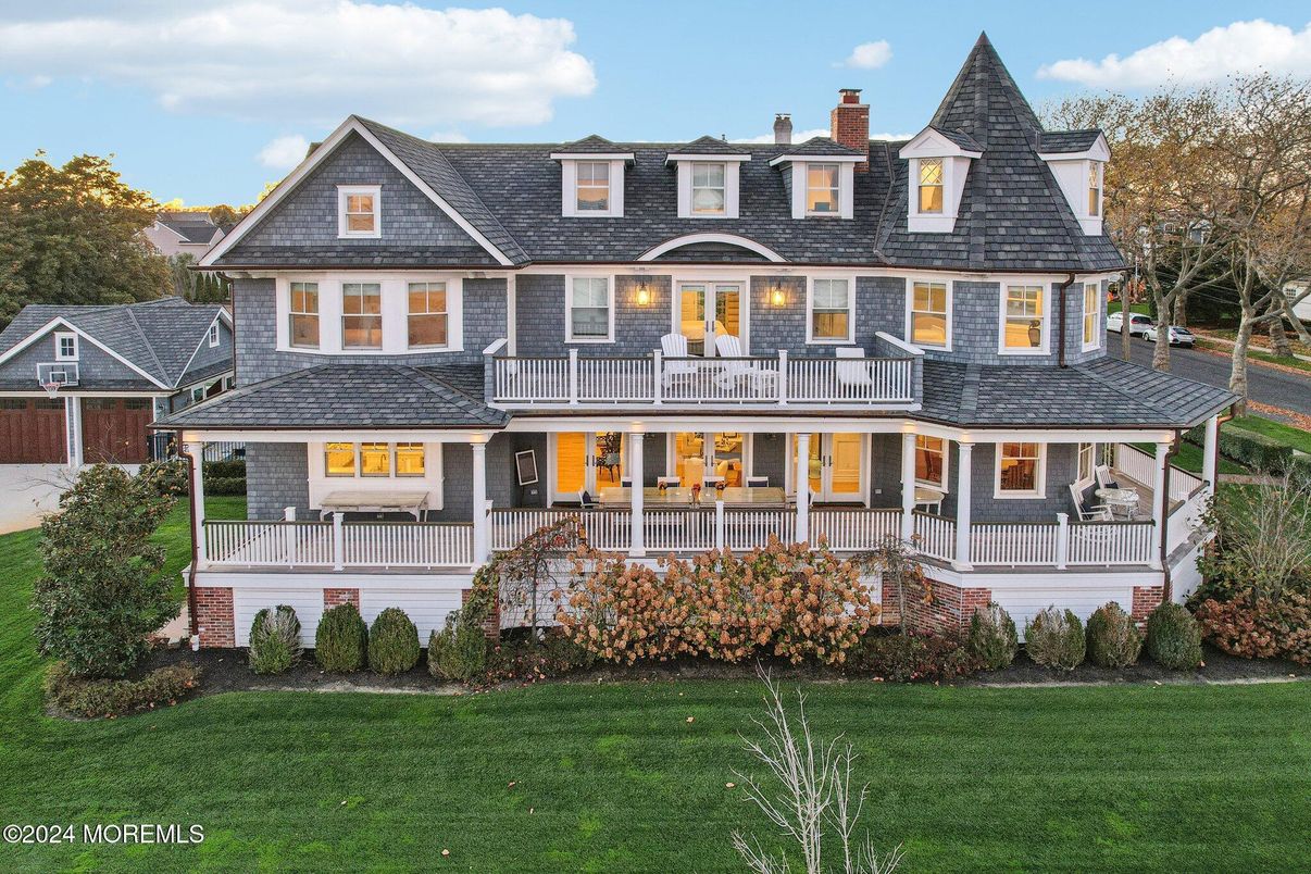 Exterior, Facade, Queen Anne Victorian