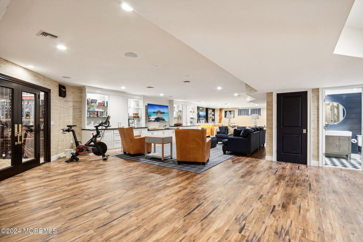 Fitness Equipment, Interior, Living room, Recessed Lighting, Wood Texture Flooring