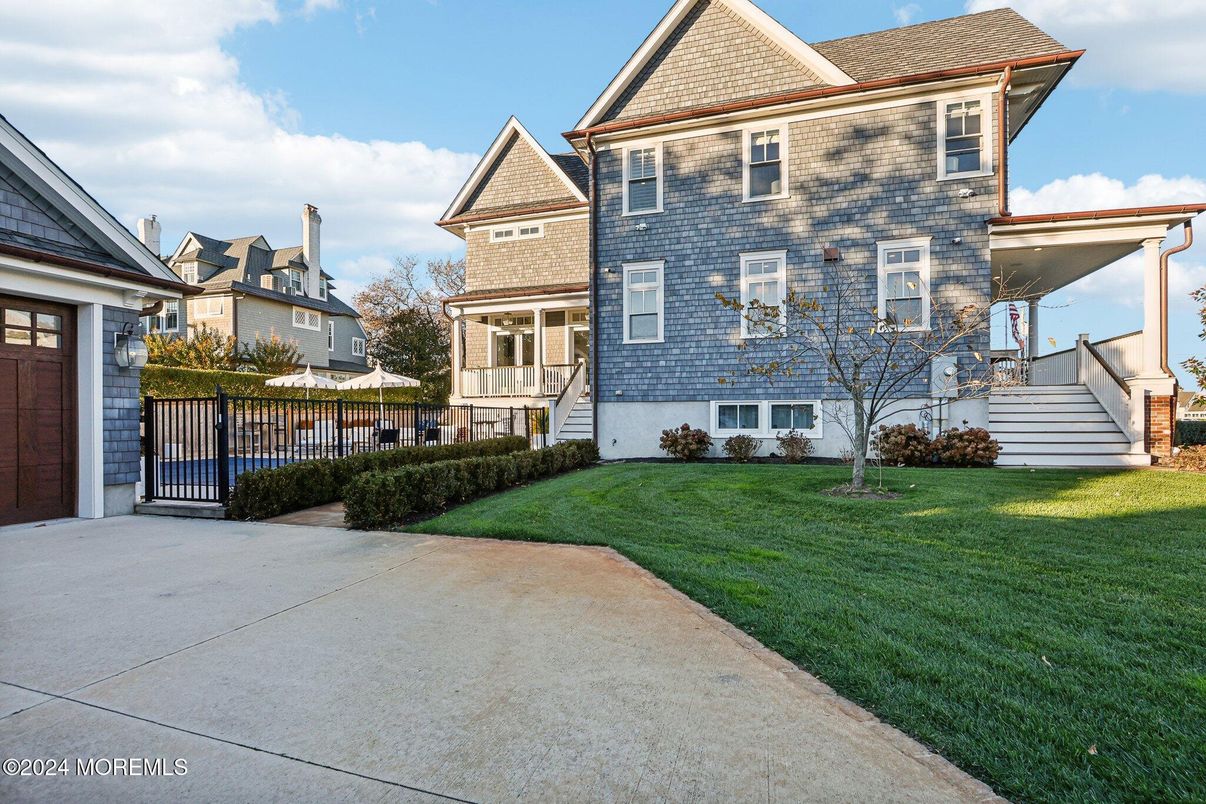 Attached, Exterior, Facade, Queen Anne Victorian