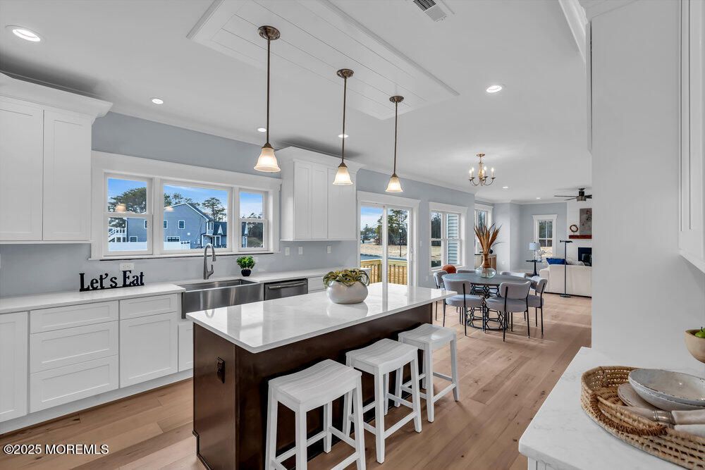 Chandelier, Dining room, Interior, Kitchen, Pendant Lights, Recessed Lighting, Wood Texture Flooring