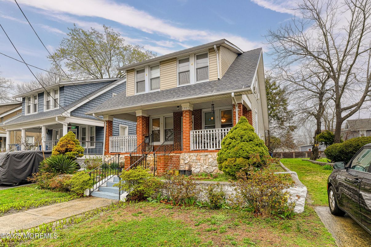 Exterior, Facade, American Foursquare