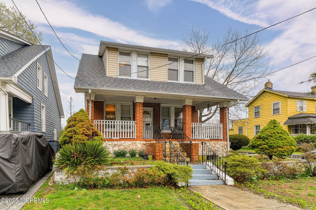 Exterior, Facade, American Foursquare