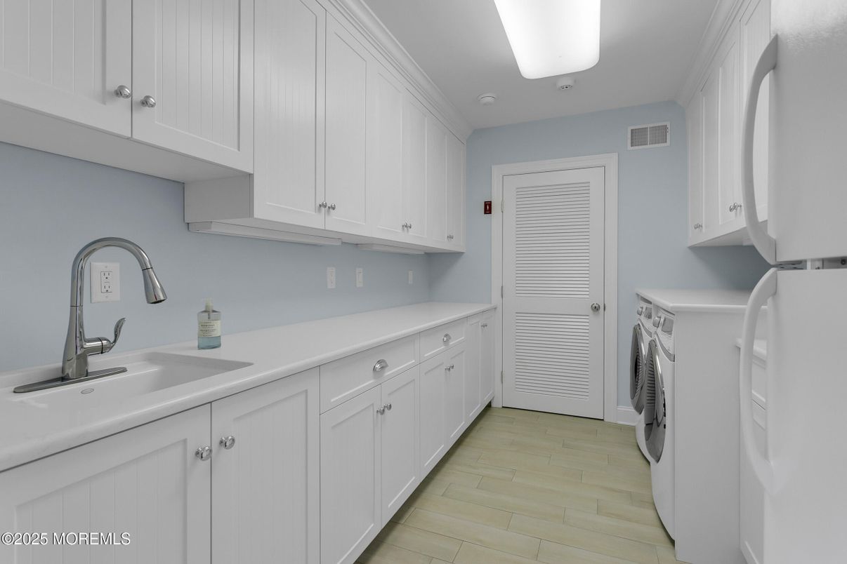 Interior, Washer, Wood Texture Flooring