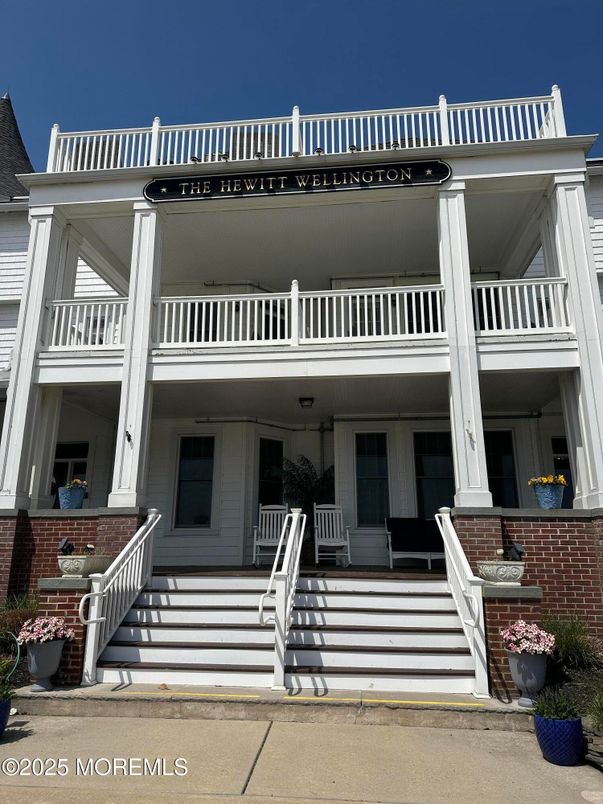 Exterior, Facade, None