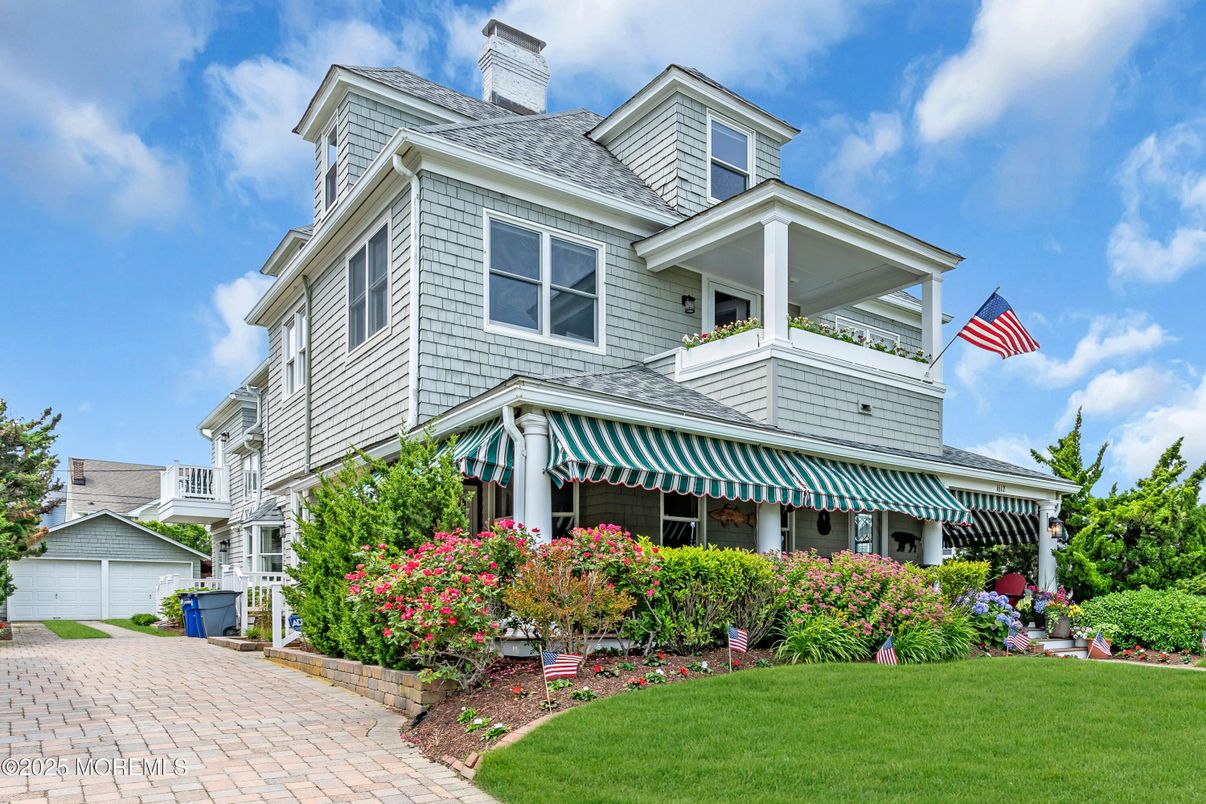 Exterior, Facade, Queen Anne Victorian