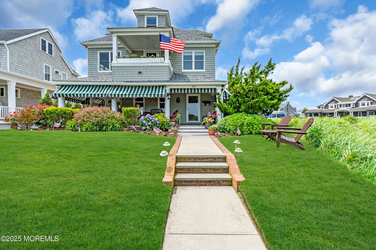 Exterior, Facade, Queen Anne Victorian